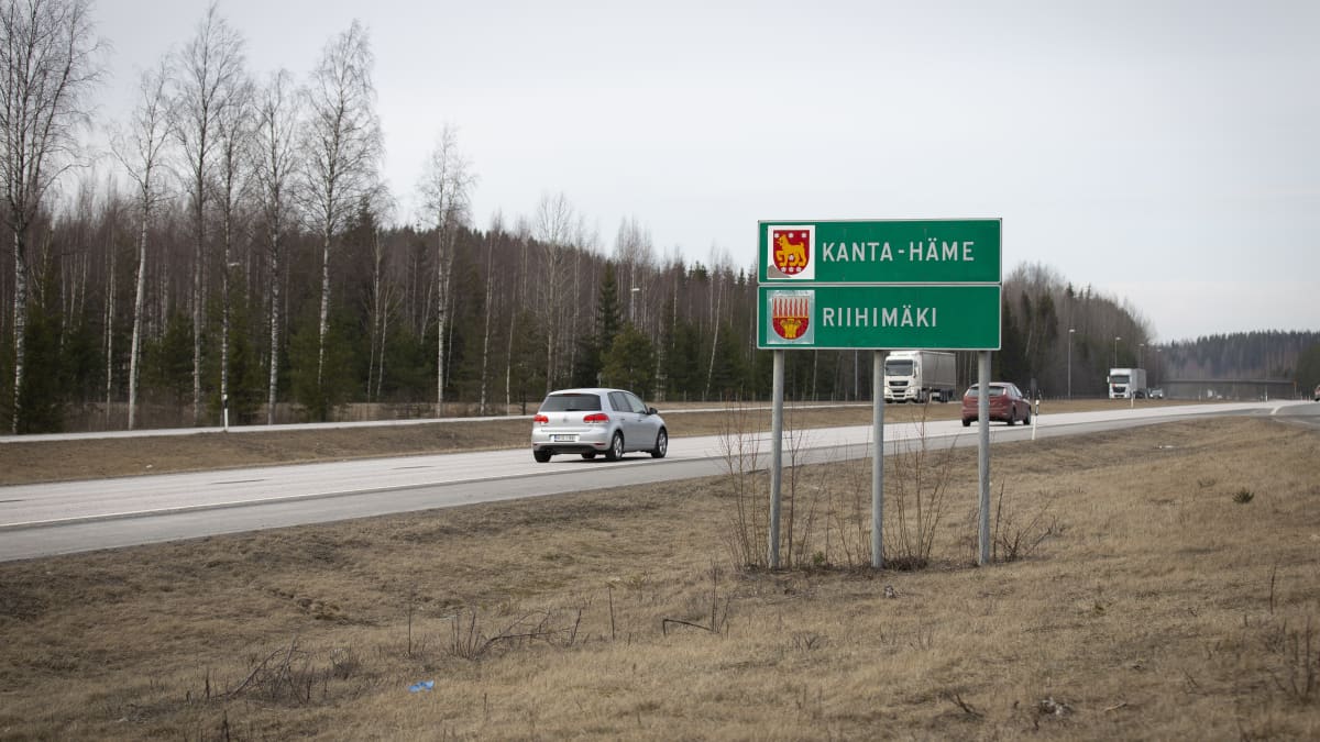 Kanta-Hämeen ja Riihimäen rajakyltti Uudenmaan ja Kanta-Hämeen rajalla 3. tien varrella.