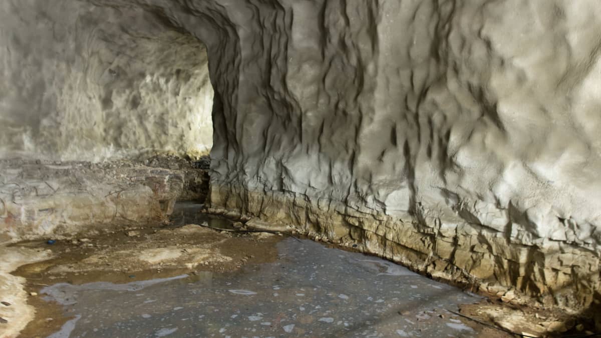 Jäteveden lämmöstä kaukolämpöä tekevän Katri Valan lämpöpumppulaitoksen luola, jota laajennetaan seitsemännelle lämpöpumpulle.