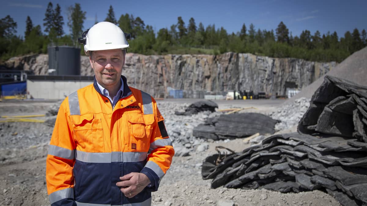 Remeo oy:n projektijohtaja Vantaalle rakennettavan rakennusjäte kierrätyslaitoksen työmaalla 27.5.2020..