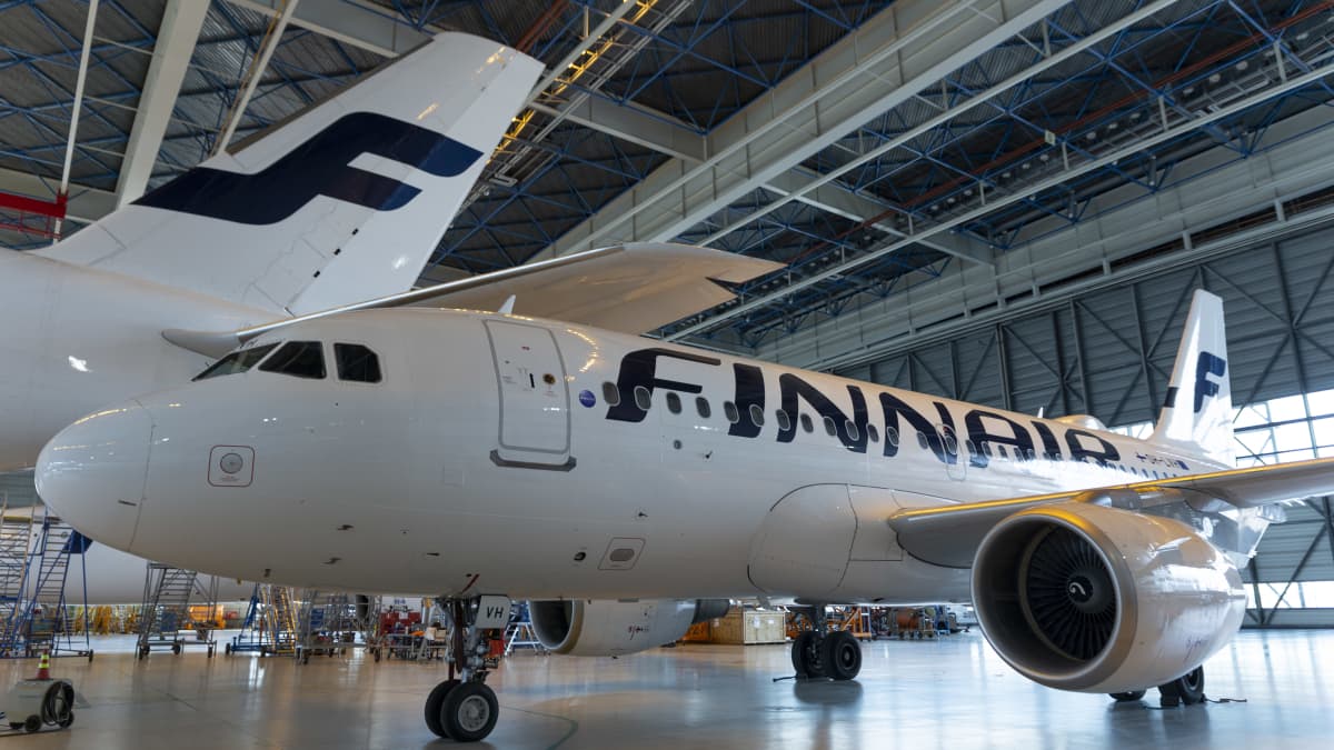 Finnairin lentokone huoltohallissa.