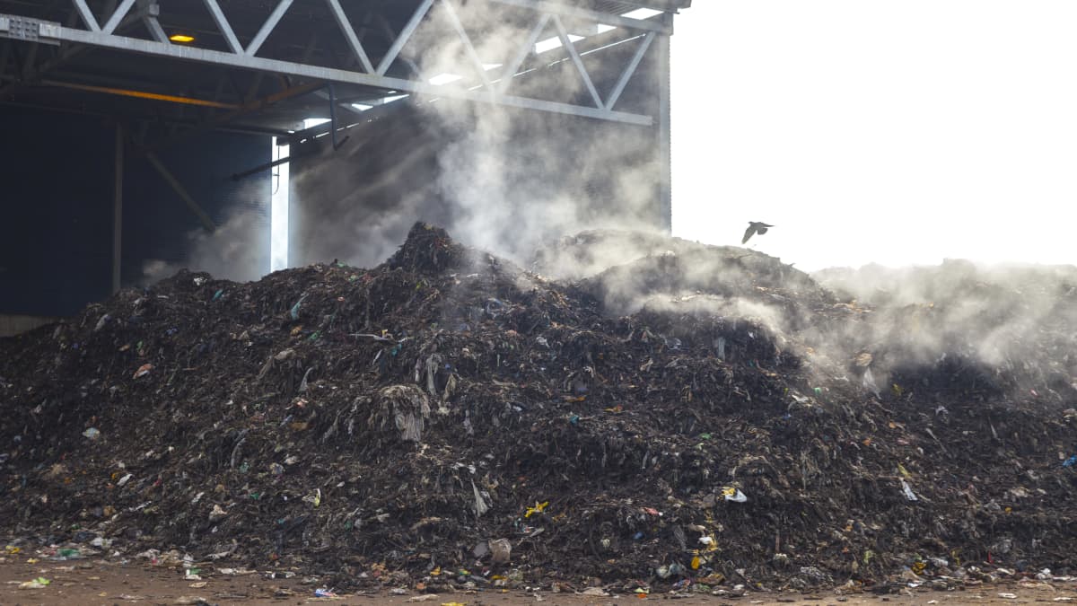 Biojätteen keräyspaikka Ämmässuon jätteenkäsittelylaaitoksella Espoossa