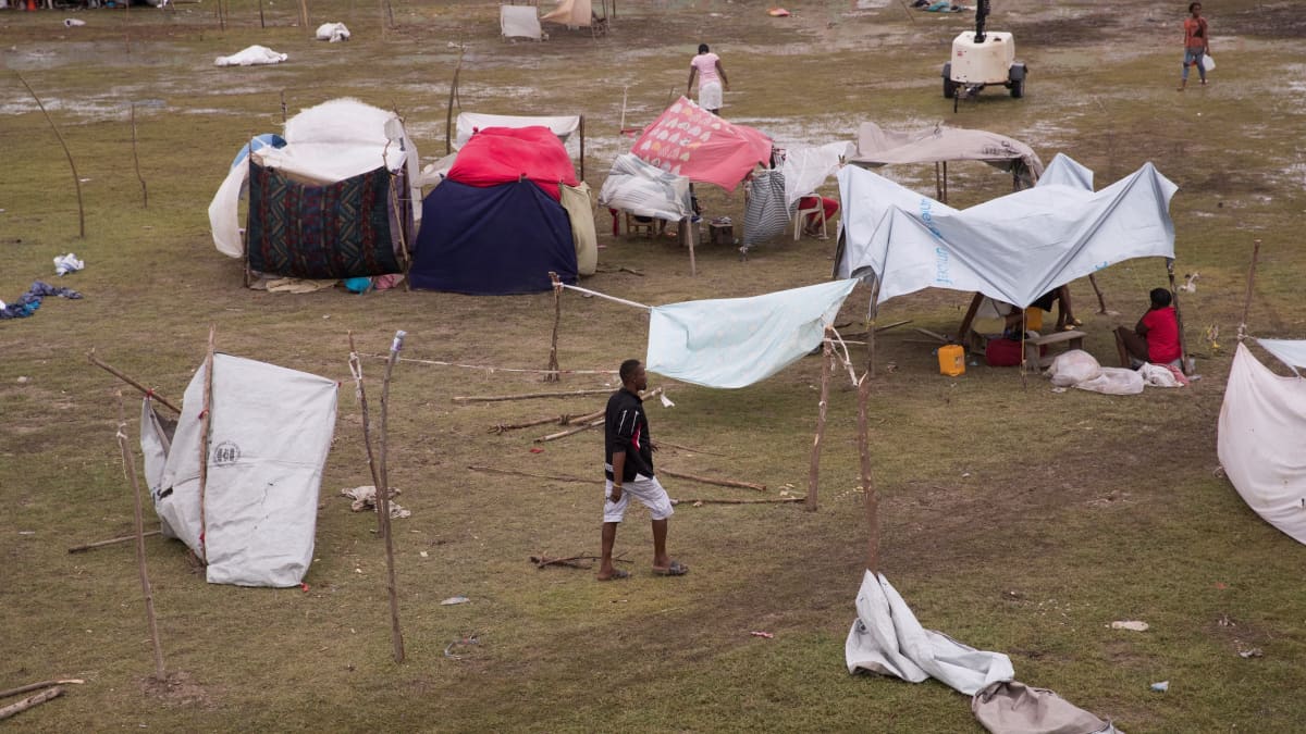 Kotinsa maanjäristyksessä menettäneiden haitilaisten pystyttämiä leirejä Gabionin stadionilla Les Cayesissa, Haitilla
