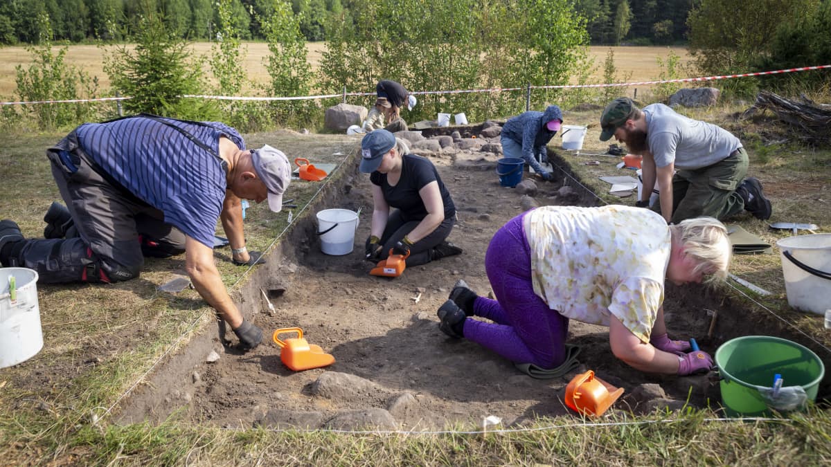 Opiskelijat kaivavat maata arkeologisella kaivauksella.