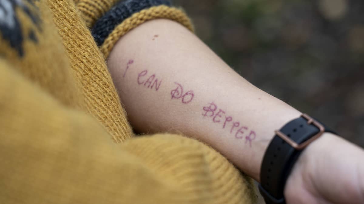 Käsivarsi, jossa on tatuointi, jossa lukee "I can do better" eli voin tehdä paremmin. 