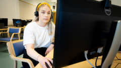 Jyväskylän yliopiston kauppakorkeakoulun opiskelija Sonja Sipilä pitää digitaalista oppimispeliä hyvänä lisänä opiskeluun.
