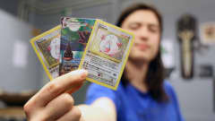 Tässä kädessä on noin tuhat euroa. Christian Tuomen arvokkaimmat Pokémon-kortit ovat täsmäostoksia netistä.