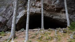 Torsansalon Pirunkirkko, pimeä luola kalliossa.