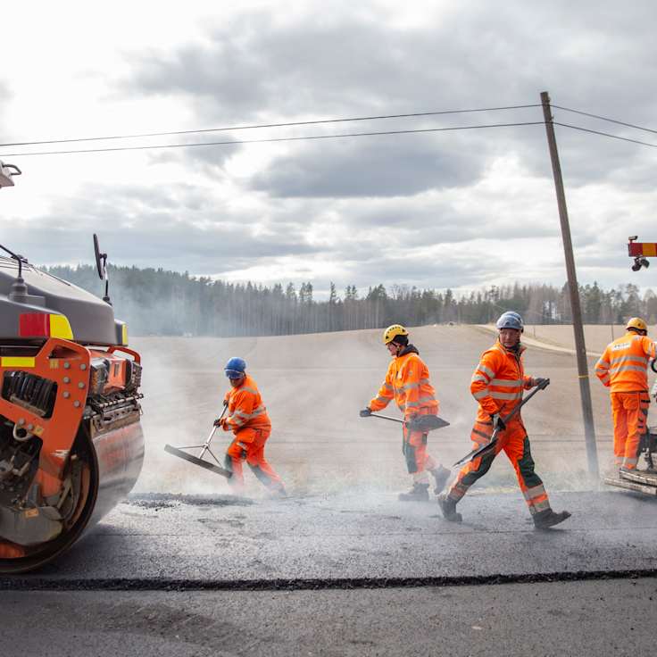 Asfalttityöntekijöitä tekemässä asfalttitöitä Lohjalla Koisjärven kylässä.