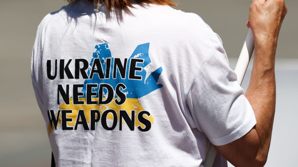 "Ukraina tarvitsee aseita", sanottiin krakovalaisen naisen t-paidassa kesäkuun lopussa.