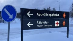 Seinäjoen keskussairaalan ja terveyskeskuksen päivystys-osaston ja apuvälinepalveluiden kyltit talvisäässä. 