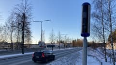 Nopeusvalvontakameratolppa Tasavallankadulla Kuopiossa.