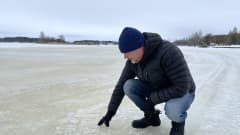 Mestar Kuopion työnjohtaja Kai Aho tutkii jäämaratonradan pintaa Kuopion satamassa. 
