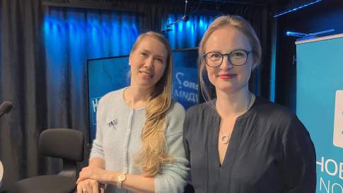 Kaksi naista radiostudiossa