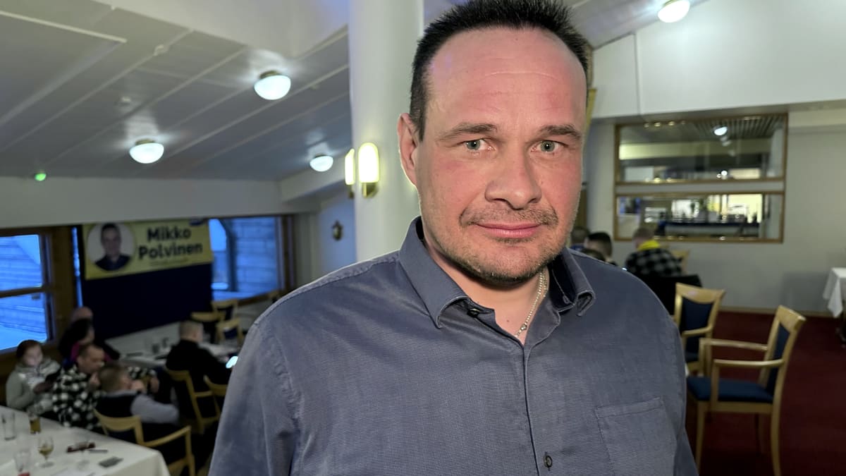 Mikko Polvinen vaalivalvojaisissa Hotelli Kalevalassa Kuhmossa.
