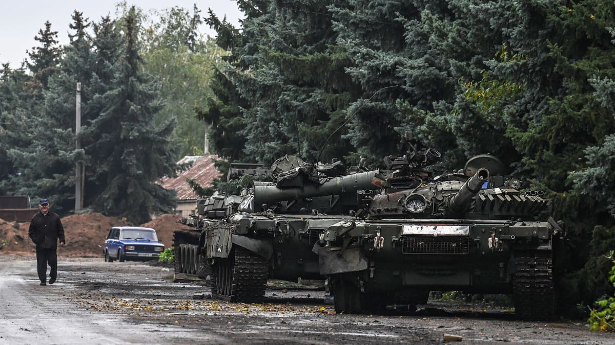 Venäläisiä sotilasajoneuvoja tien reunassa.