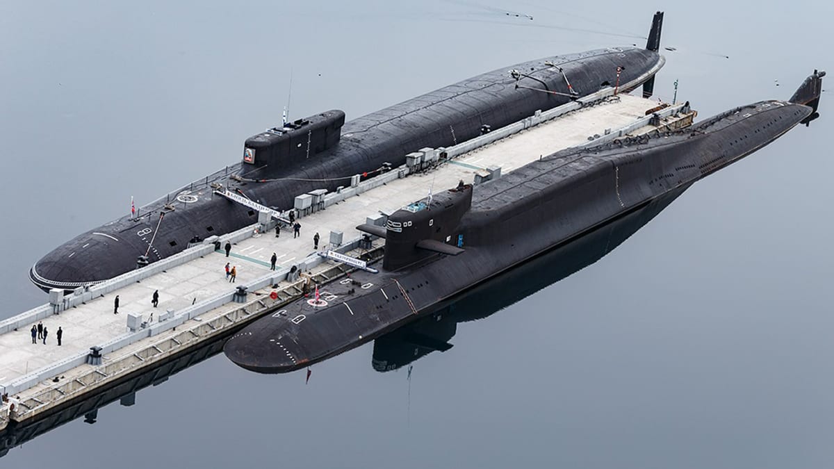 Borei-luokan sukellusvene Prinssi Vladimir ja Delfin-luokan sukellusvene Jekaterinburg Gadžijevon tukikohdan laiturissa 13. huhtikuuta 2021