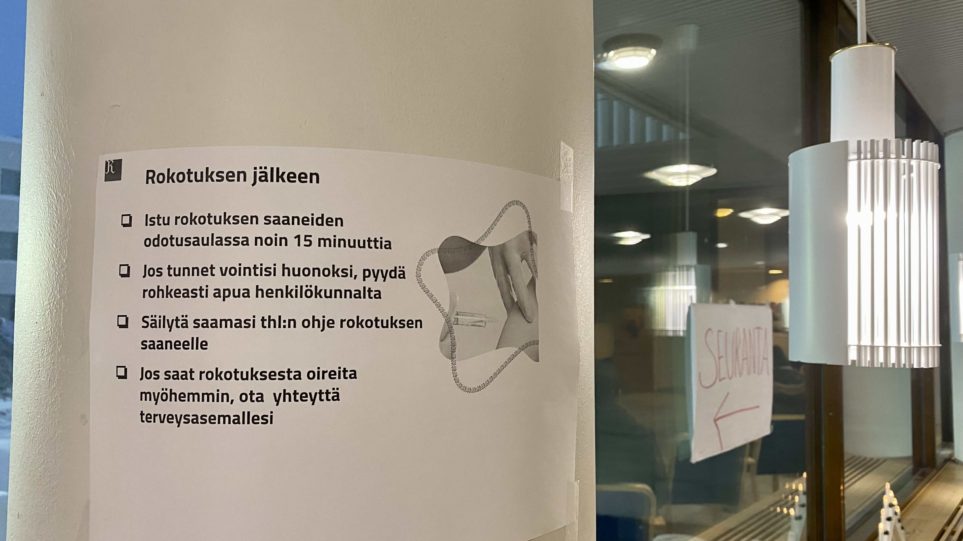 Rokotuksen jälkeisiä ohjeita Rovaniemen kaupungin koronarokotuspisteellä. 