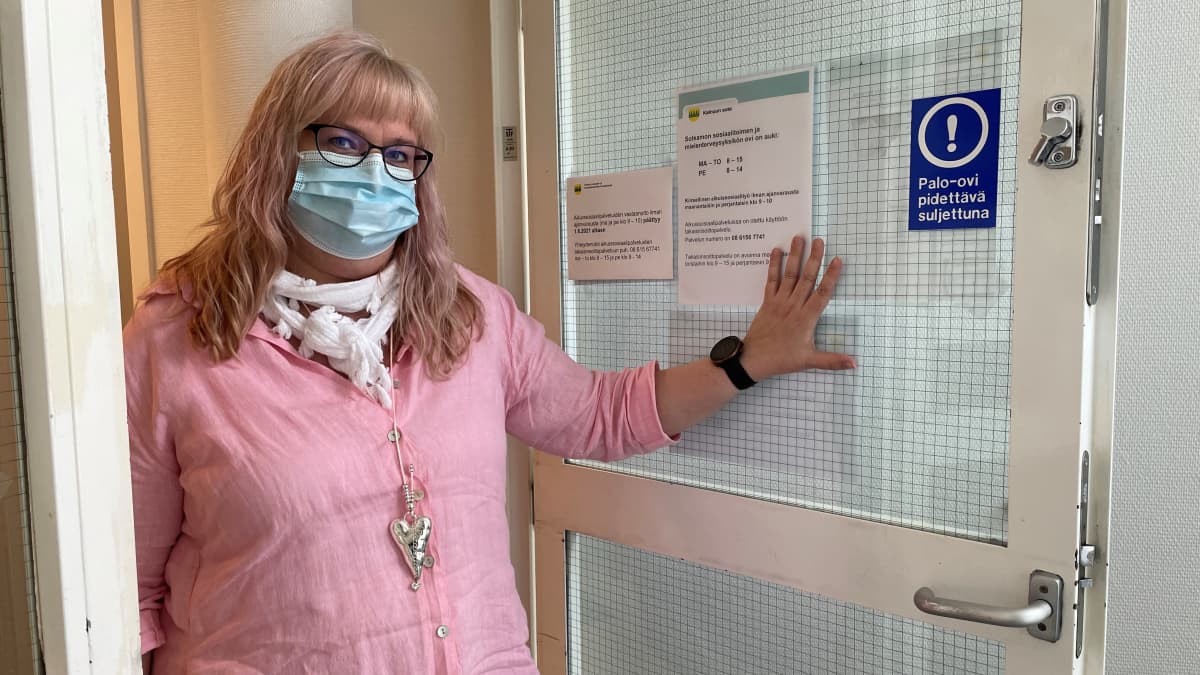  Päihdetyöntekijä ja pari- ja perheterapeutti Susanna Kinnula avaa terveysaseman oven.