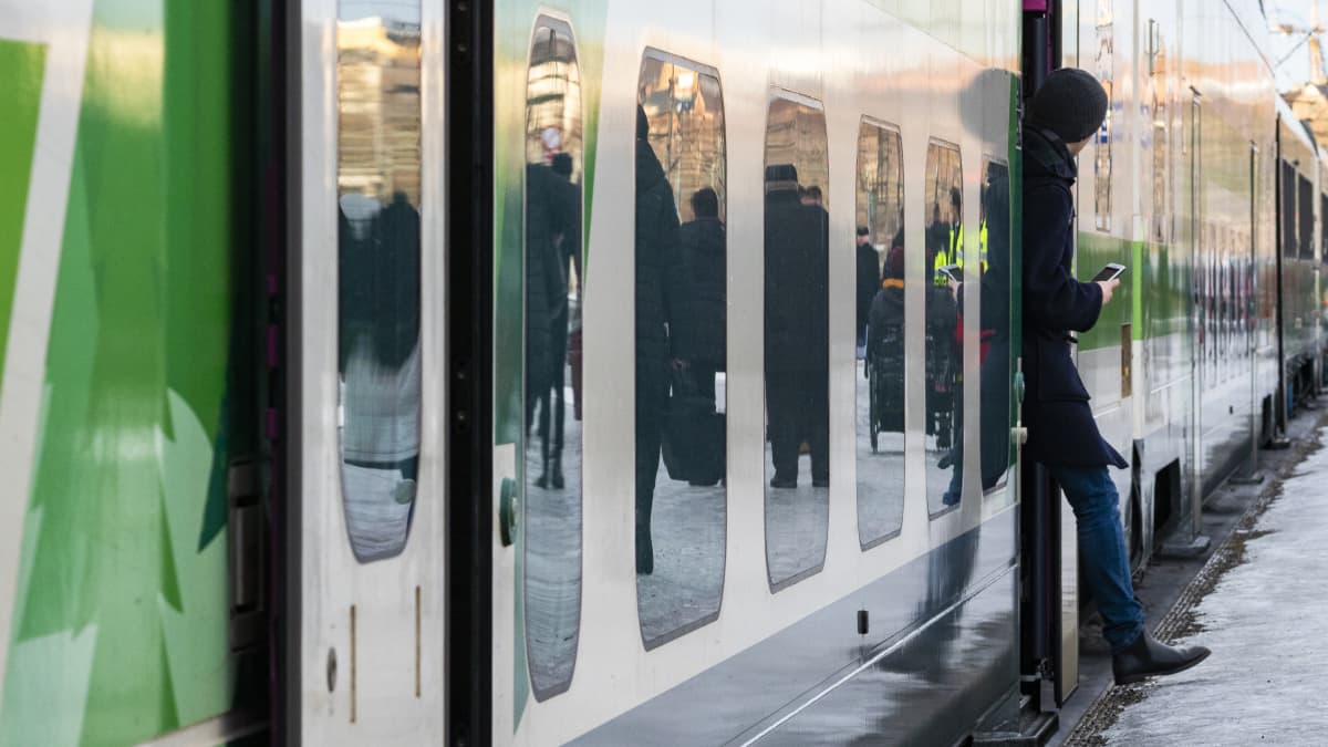 Pitkänmatkanjuna lähdössä Helsingin rautatieasemalta.