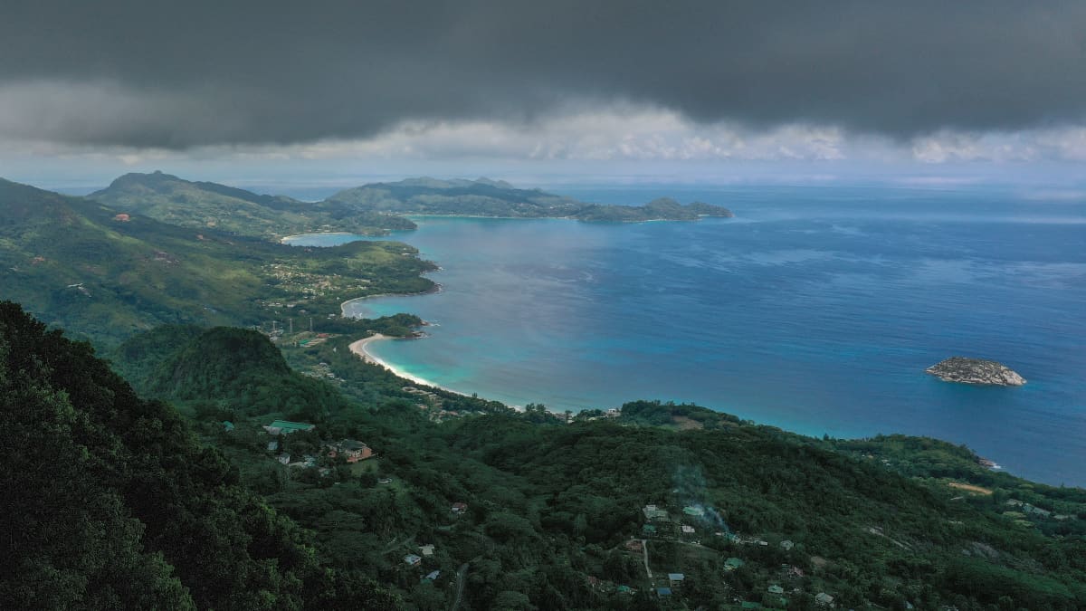 Maisemakuva Mahen saarelta Seychelleiltä.