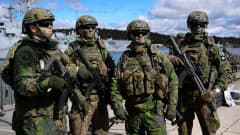 Suomalaissotilaat valmistautuvat Bergassa Ruotsin Aurora-sotaharjoitukseen.