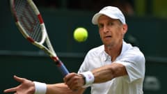 Jarkko Nieminen lyö palloa vuonna 2015 Wimbledonissa.