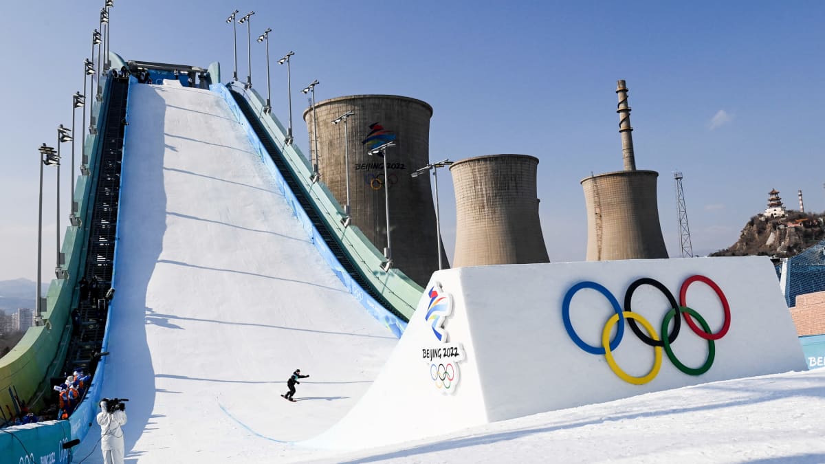 Lumilautailija tulee mäkeä alas Pekingin Olympialaisissa.