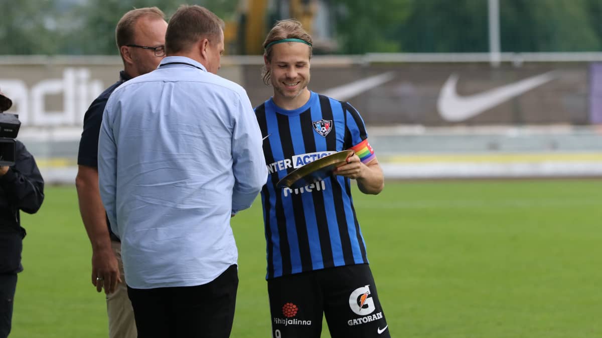 Aleksi Paananen sai muistolautasen 300:nnen Veikkausliiga-ottelunsa johdosta heinäkuussa 2022 ennen ottelua Inter–Honka.