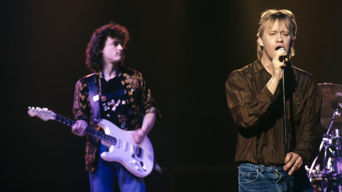 Eppu Normaali -yhtyeen kitaristi Juha Torvinen ja laulusolisti, sanoittaja Martti Syrjä "Citus, altius, rock 'n' roll -ohjelman kuvauksissa vuonna 1990.