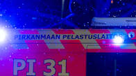 Pirkanmaan pelastuslaitoksen pelastusajoneuvo, jonka kyljessä on tunnus "PI 31". Ajoneuvon valot loistavat sinisenä.