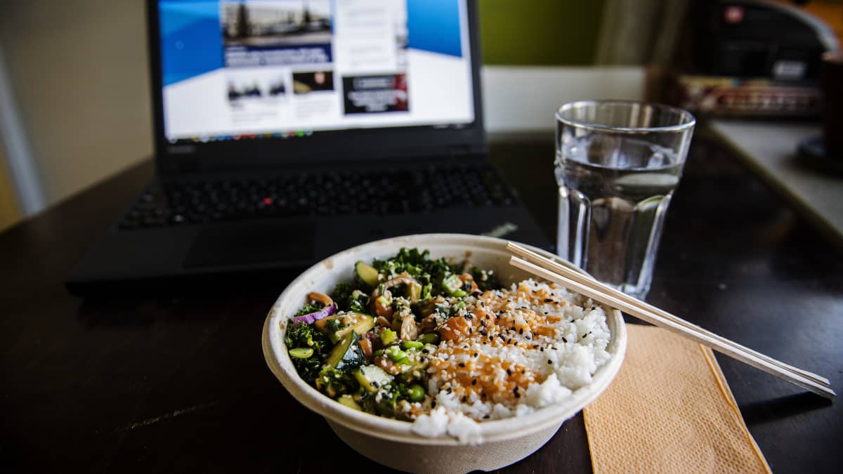 Kuvassa on poke bowl -ruoka-annos lohella ja riisillä keittiön pöydällä.