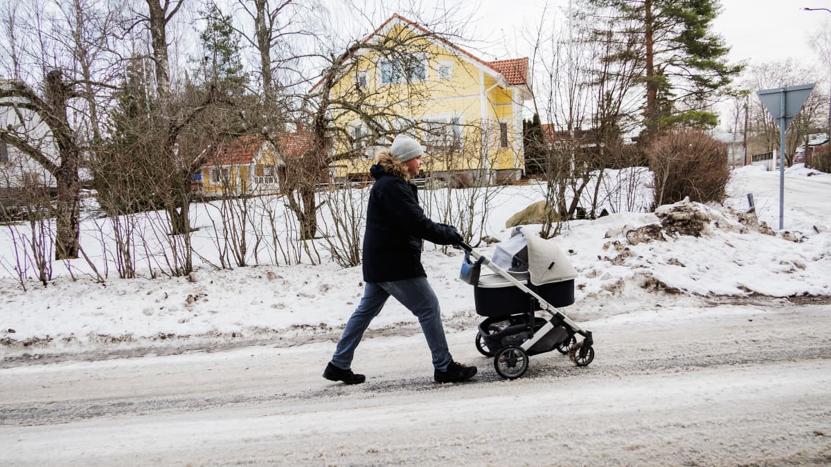 Antti Kaikkonen lapsensa kanssa kotikulmillaan Tuusulassa.