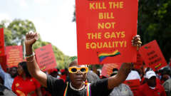Mielenosoittaja pitää ylhäällä kylttiä, jossa lukee "UGANDA, KILL THE BILL NOT THE GAYS EQUALITY!"