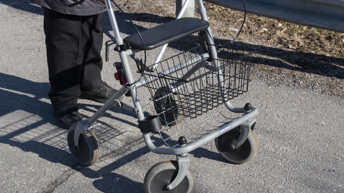 Vanhus rollaattorin kanssa.