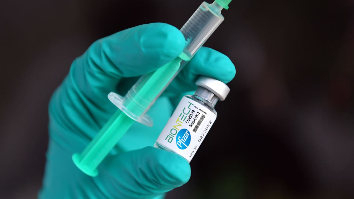 Pfizer-Biontechsin koronavirusrokote lähikuvassa.
