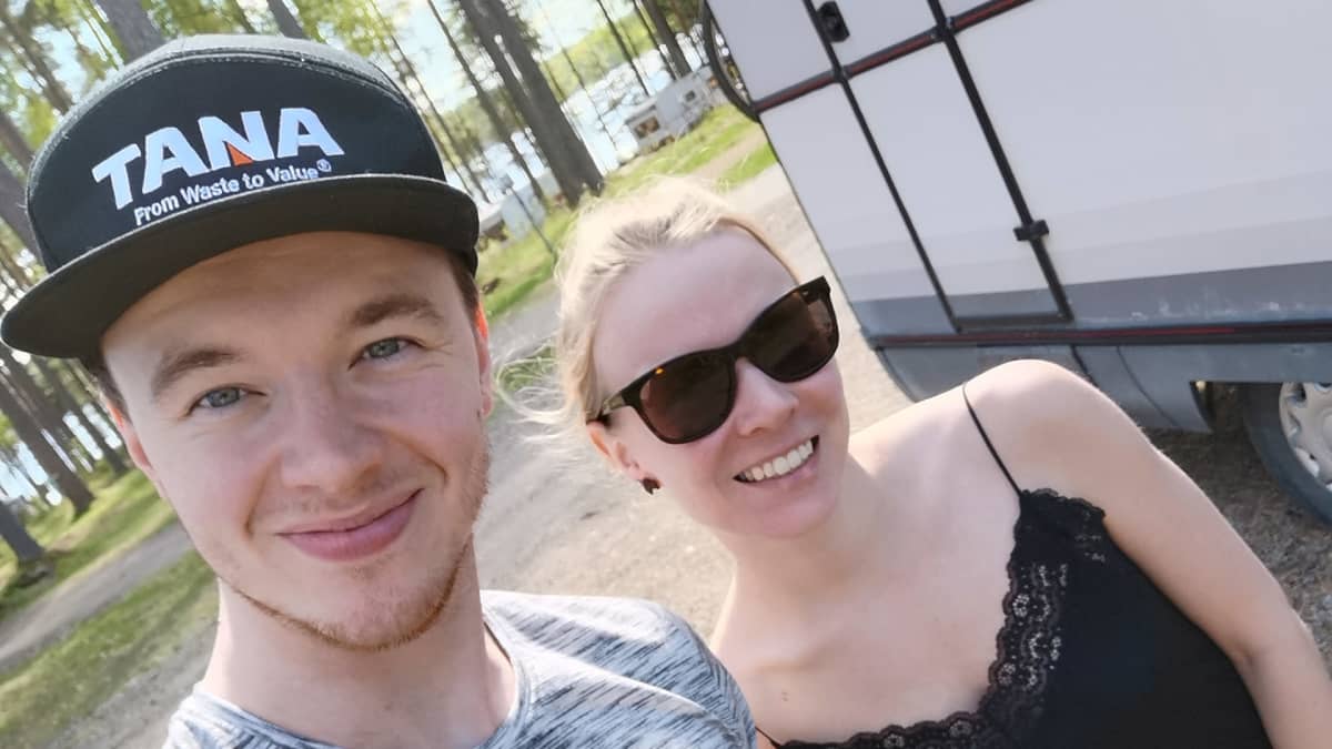 Jani Keto ja Anniina Vilkki poseeraavat selfiessä.