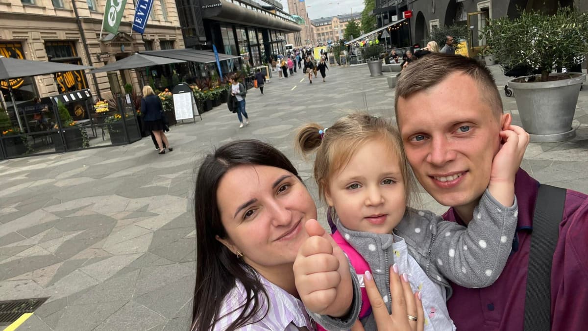Ukrainalainen perhe  Olha Sumska ja hänen tytär ja mies