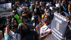 Mielenosoitus Yhdysvalloissa surmatun mustan lenkkeilijän puolesta.