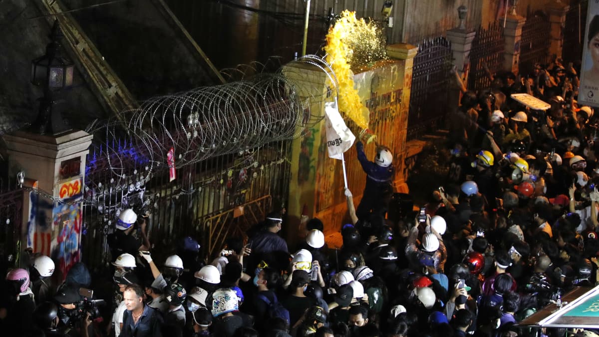 Thaimaassa mielenosoittajat heittivät maalia Thaimaan poliisin päämajan portin päälle 18. marraskuuta 2020.