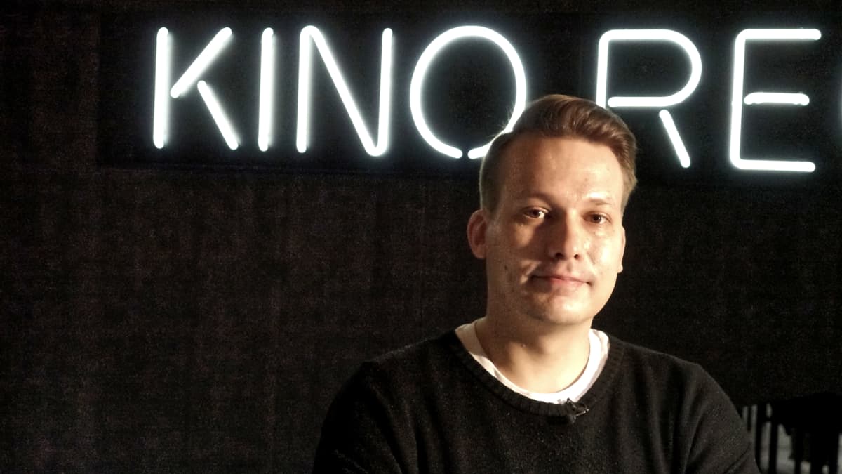 Mykkäelokuvafestivaalien taiteellinen johtaja Otto Kylmälä kuvattuna Kino Reginan aulassa keskuskirjasto Oodissa.