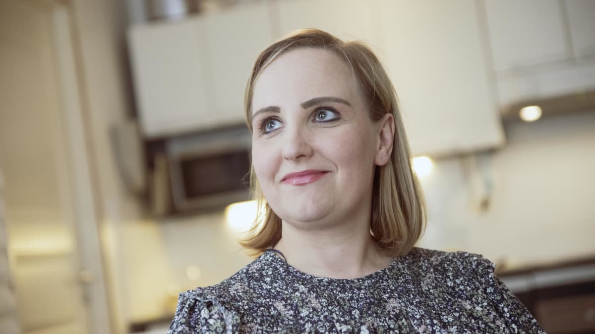 Laura Viiliäinen katsoo ohi kameran.
