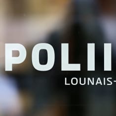 Lounais-Suomen poliisin logoteksti lasiovessa.