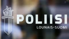 Lounais-Suomen poliisin logoteksti lasiovessa.