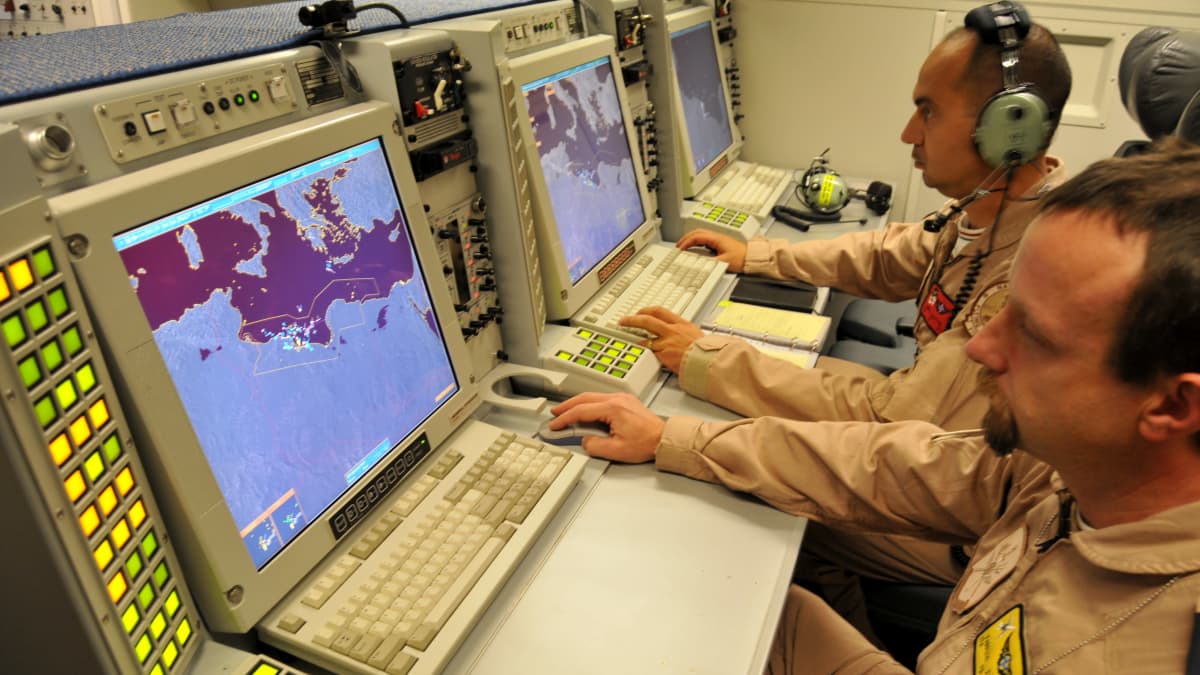 Nato-maiden sotilaat katsovat monitorejaan AWACS-tutkavalvontakoneen sisällä.