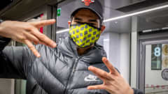 Mohammad viettää kavereidensa kanssa aikaa kauppakeskus Isossa Omenassa