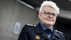 Pelastusopiston rehtori Mervi Parviainen, Pelastusopiston edustalla.