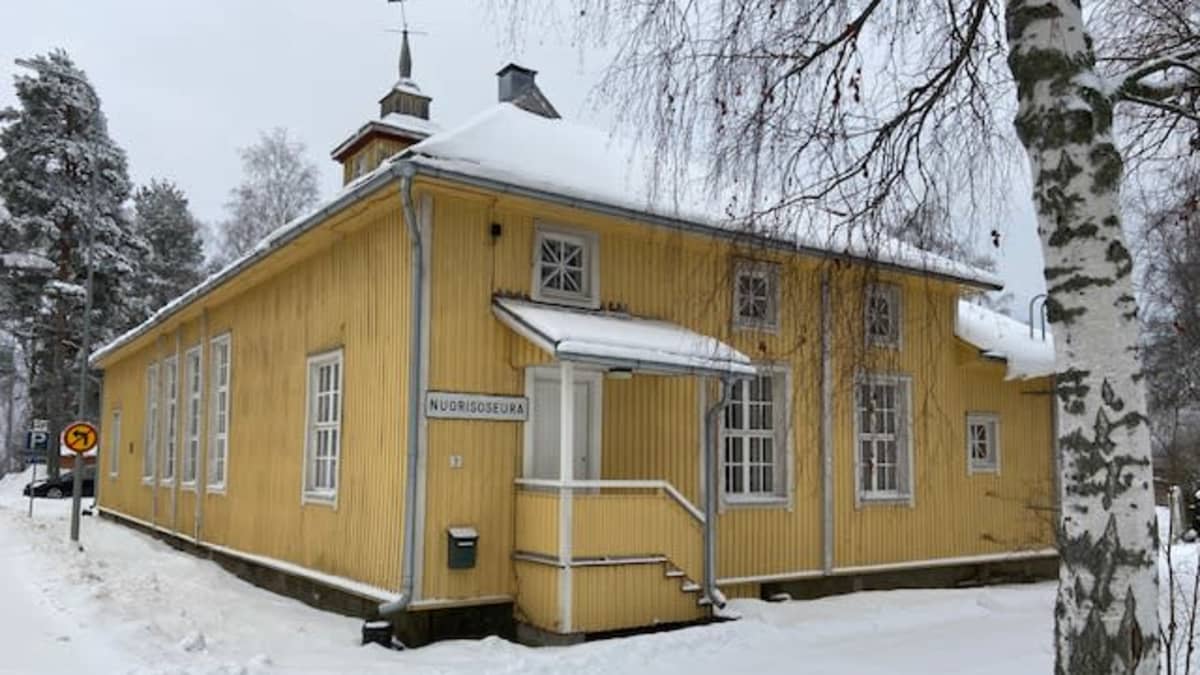 Alajärven nuorososeuran keltainen puutalo on Alvar Aallon suunnittelema. 