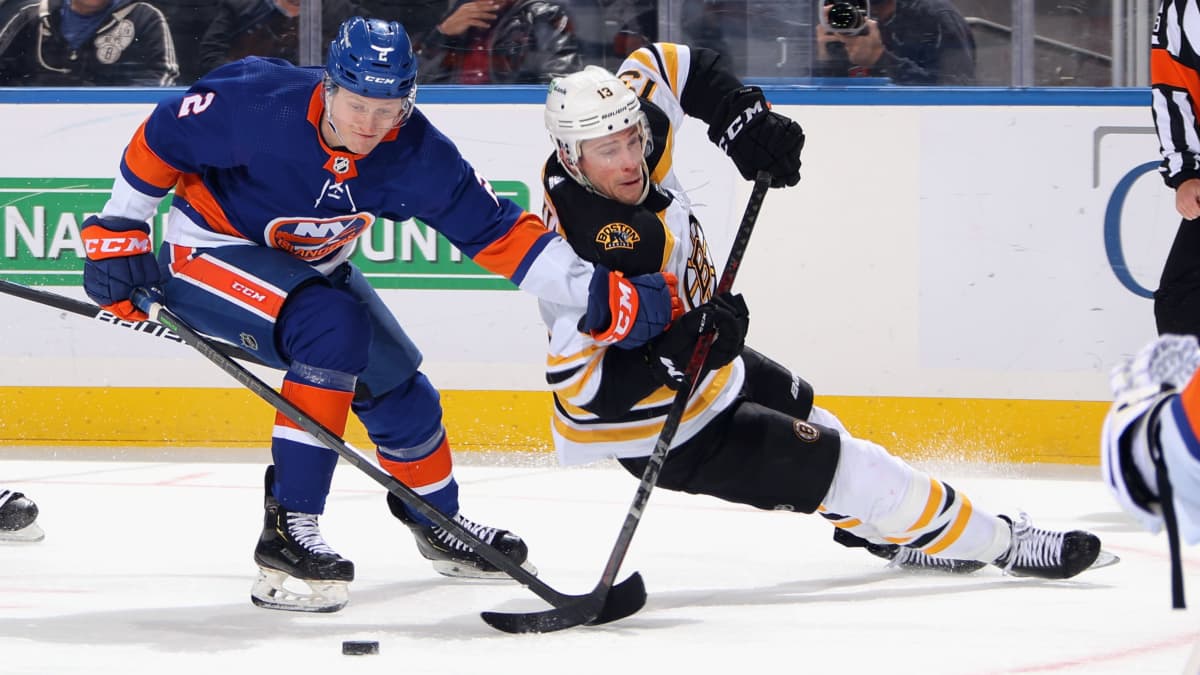 Islandersin NHL-puolustaja Robin Salo ottelussa Bostonia vastaan 17.12.2021.