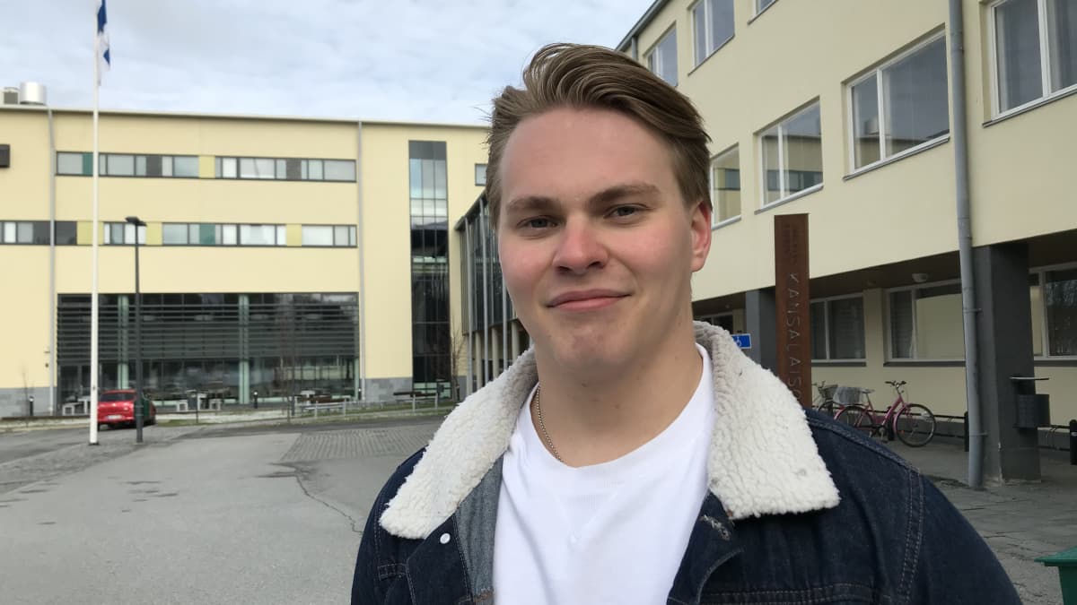 Kevään 2020 ylioppilas Leo Siiskonen seisoo Joensuun yhteiskoulun lukion pihamaalla.