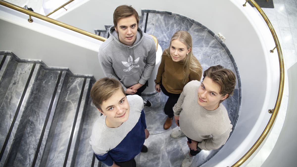 Neljä nuorta ovat tulleet Osuuspankkiin keskustelemaan raha-asioista. Kuvassa Elias Löppönen, Olivia Honkonen, Kristian Salmi ja Elmeri Heikkilä.